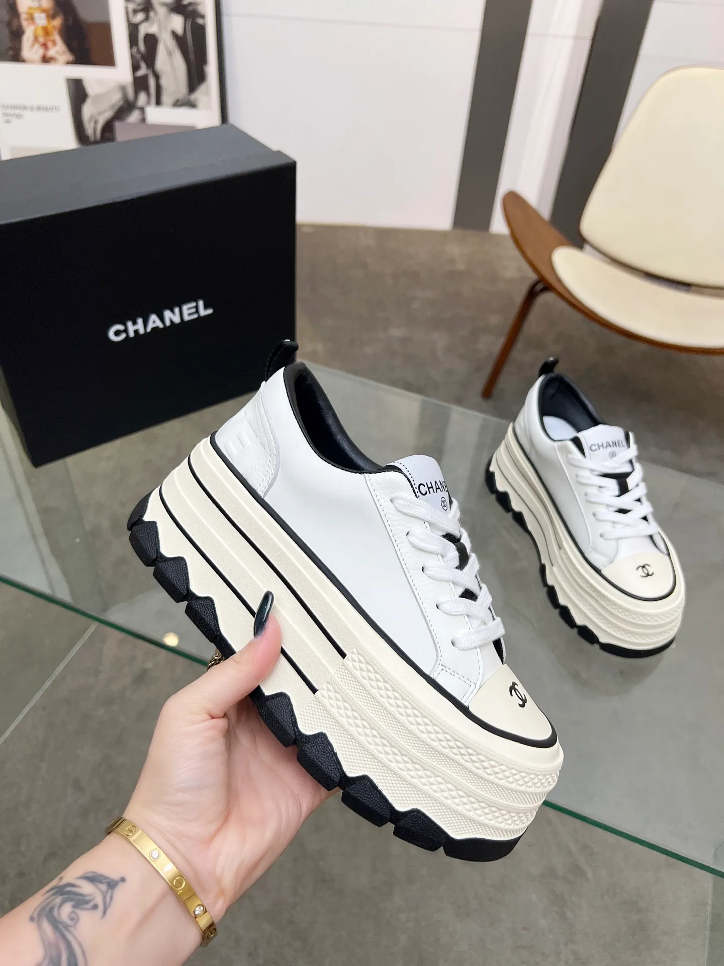 👟👟Ex-factory price 540👟👟 Chanel thick-soled biscuit shoes are a new retro series, showing a relaxed posture and lightness to start the summer journey. Continuing CHANEL's iconic deconstructed silhouette, the shoe body is presented with simple three-dimensional lines and double logos. The upper layer of cowhide material is injected with upper layer softness to enhance the foot feel. It adopts a thick rubber sole with geometric texture and rubber edging details. The leg heightening effect is comparable to that of leg plastic surgery. It makes your legs look bigger, slimmer and longer. It can be easily held in various styles. You can wear it with you! Upper material: cowhide Inner material: sheepskin lining Size: 35-40